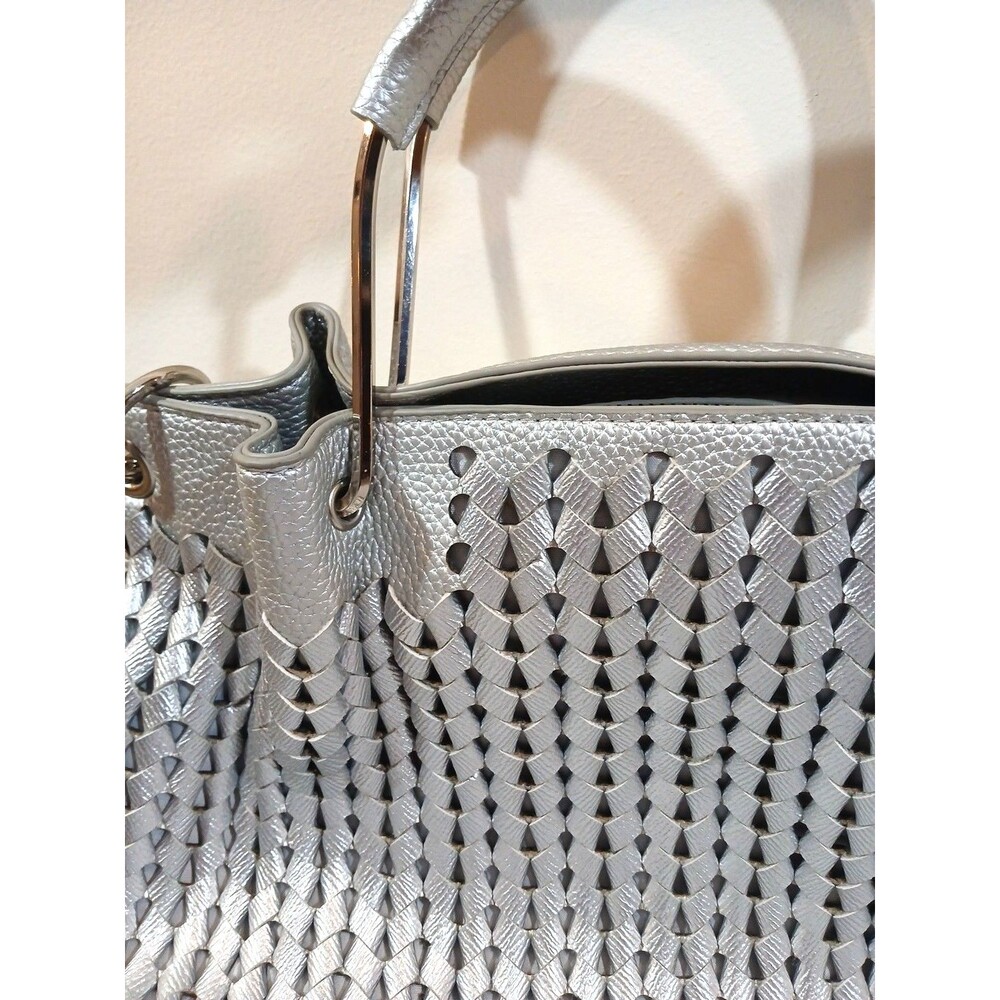SANDRA ROBERTS SQUARED - METALLIC SILVER WOVEN DESIGN HANDBAG 11Wx11Hx5.5D - Picture 3 of 7